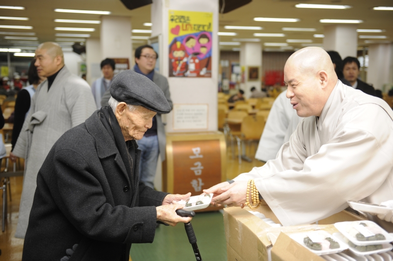 2011.01.27_서울노인복지센터 배식봉사 (33)